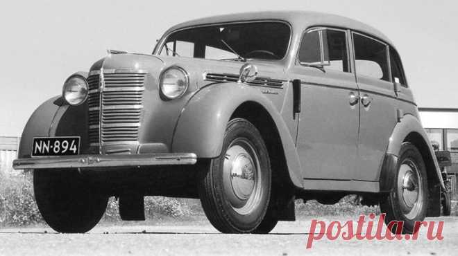 Новый «Москвич-400» спроектировали двухдверным, по образу и подобию Opel Kadett. Однако поговаривают, что, когда Сталин приехал принимать новое авто, усевшись рядом с водителем, он с притворной любезностью пригласил директора МЗМА Василия Тахтарова : «Садись и ты, дорогой». Тот мгновенно побледнел. Не скажешь же вождю: «Иосиф Виссарионович, не могли бы вы выйти на минутку, я спинку откину и сяду на заднее сиденье». Но Сталин в тот день был благодушен. Выйдя из тесной машины, уже уходя, он…