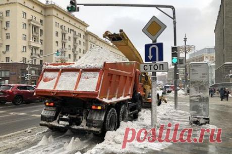 Уборку Москвы доверят беспилотным машинам. Начиная с ноября, в Москве пройдут тестирования беспилотной уборочной техники. О том, что уборку столицы доверят беспилотным машинам, рассказал директор департамента транспорта фонда «Сколково» Кирилл Жанайдаров в ходе выступления на V международном муниципальном форуме БРИКС+, его слова приводит ТАСС.