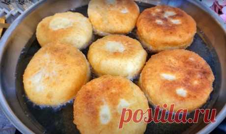 Возьмите кефир и муку. Простые и вкусные картофельные пирожки: подружки в восторге от результата Картофельные пирожки  — это не только вкусное, но и символическое блюдо, которое объединяет людей, является частью культурного наследия и традиций различных поколений. Эта выпечка с начинкой из отварного картофеля пользуются большой популярностью как дома, так и в уличных кафе. Пирожки могут быть как жареными, так и запеченными, что позволяет легко выбрать наиболее подходящий способ приготовления […]