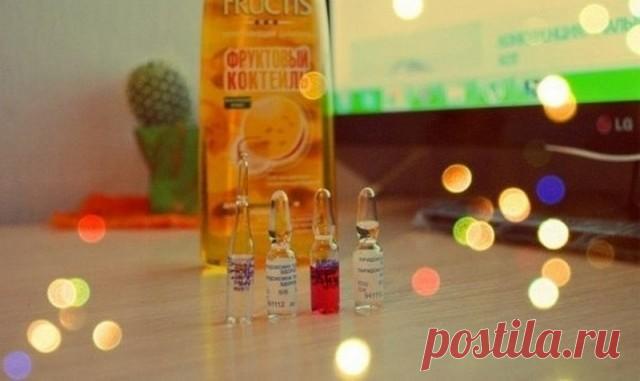 Действенный способ борьбы с выпадением волос в домашних условиях Итак, Вам понадобиться:
1 ампула витамина В6;
1 ампула витамина В12;
1гр. витамина С (продаётся в пакетах);
2 ст. л. касторового или репейного масла;
2 ст. л. мёда (разогреваем на водяной бане);
2 ст. л. любого бальзама для волос.
Всё смешиваем. Наносим на волосы за 1 час до мытья сначала на