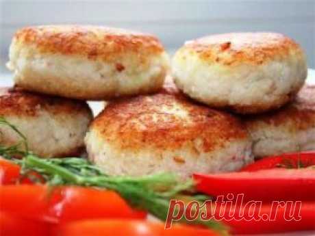 Котлеты домашние с болгарским перцем
200 гр. мякоти свинины
300 гр. говядины
2 филе куриной грудки
1 луковица
2 перца болгарского
1 яйцо
Мука для обваливания
Соль и перец по вкусу
Растительное масло для жарки