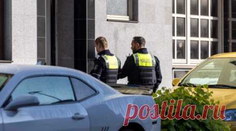 В Германии сириец поджёг два дома и протаранил на грузовике два магазина. В городе Эссен в Германии гражданин Сирии подозревается в том, что поджёг два многоквартирных дома, протаранил на грузовике два магазина, а также угрожал людям оружием. Читать далее