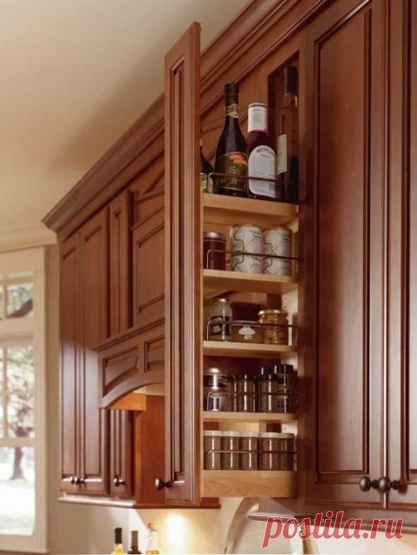 Бутылочницы в интерьере кухни: фото удачного размещения