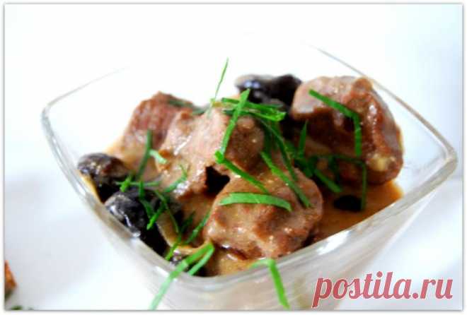 Мясной гуляш с черносливом и корицей