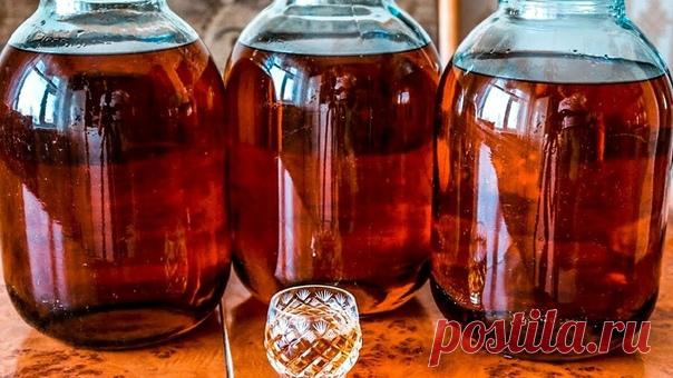 ДОМАШНИЙ КОНЬЯК - ОТЛИЧНАЯ ЗАГОТОВКА НА ЗИМУ

Ингредиенты на 3 литра водки (или самогончика)):

горсть шиповника
горсть боярышника
1 столовая ложка коры дуба
5-6 веточек зверобоя
10 шт. гвоздики (без шариков)
пакетик чая
3 столовые ложки сахара

РЕЦЕПТ ПРИГОТОВЛЕНИЯ:
Засыпать все ингредиенты в банку с водкой. Поставить в темное прохладное место, пробовать можно уже через три недели, но чем дольше - тем лучше. Через 3-4 месяца его не отличить от настоящего.