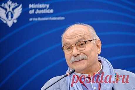 Никита Михалков возмутился не поддержавшей спецоперацию интеллигенцией. Режиссер Никита Михалков возмутился не поддержавшей спецоперацию интеллигенцией. Кинематографист удивился, что сотни представителей интеллигенции не поддержали действия России, которая, по его мнению, пошла на беспрецедентный шаг и взяла на себя ответственность за жизни мирных жителей.