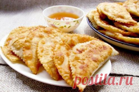 Вкуснейшее чебуречное тесто. 2 (2, 5) стакана муки. 3 ст. Ложки растительного масла. 1 стакан кипятка. 1 ч. л. соли. 1. в миску мы насыпаем 1 стакан муки. Добавляем в стакан кипятка масло и выливаем его в муку, хорошо помешивая. ...