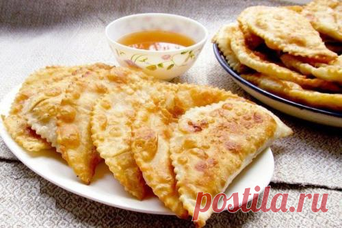 Вкуснейшее чебуречное тесто. 2 (2, 5) стакана муки. 3 ст. Ложки растительного масла. 1 стакан кипятка. 1 ч. л. соли. 1. в миску мы насыпаем 1 стакан муки. Добавляем в стакан кипятка масло и выливаем его в муку, хорошо помешивая. ...