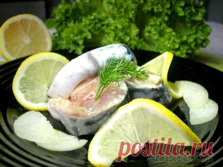 Скумбрия, маринованная по-домашнему Рыба, в качестве закуски всегда уместна к любому застолью. Скумбрия очень нежная и ароматная рыбка, которая идеальна для засолки. С этим рецептом маринованной скумбрии справится даже начинающий кулина...