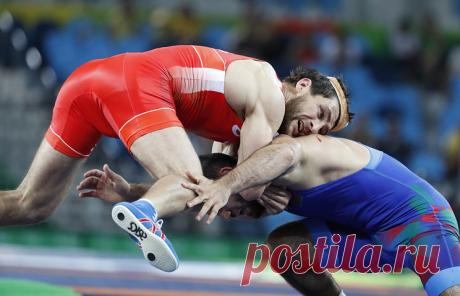 Аниуар Гедуев (слева). © EPA/SERGEI ILNITSKY.
Подробнее на ТАСС: https://tass.ru/sport/3552915 | ТАСС: Спорт - Аниуар Гедуев завоевал серебро Олимпийских игр в вольной борьбе в весе до 74 кг