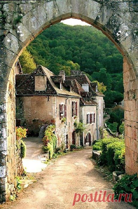 Tour du Lot, France at the northern end of the Midi-Pyrénées. The Tour du Lot is a circuit of over 500 km of trails.