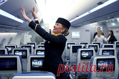 Российский тревел-блогер назвал действенный способ познакомиться со стюардессой. Российский тревел-блогер поделился лайфхаком, как во время полета обратить на себя внимание стюардессы и получить ее номер телефона. По словам россиянина, самое главное, чтобы у девушки возник ответный интерес — мужчина пояснил, что пассажиры часто пытаются познакомиться с бортпроводницами.