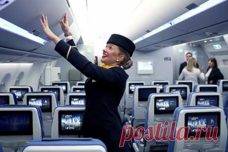 Российский тревел-блогер назвал действенный способ познакомиться со стюардессой. Российский тревел-блогер поделился лайфхаком, как во время полета обратить на себя внимание стюардессы и получить ее номер телефона. По словам россиянина, самое главное, чтобы у девушки возник ответный интерес — мужчина пояснил, что пассажиры часто пытаются познакомиться с бортпроводницами.