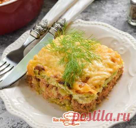 Запеканка с кабачками, молодой капустой и фаршем
 Ингредиенты:
Фарш мясной (у меня свиной) - 400 г
Капуста белокочанная (молодая) - 300 г
Кабачок (молодой) - 150 г (1 некрупный)
Помидор - 120 г (1 шт.)
Сыр твёрдый - 50 г
Яйца - 2 шт.
Сметана жирностью 20% - 3 ст. ложки
Соль - примерно 0,75 ч. ложки (по вкусу)
Перец чёрный молотый - на кончике ножа (по вкусу)
Масло растительное - 30 мл (2 ст. ложки)
*
Для подачи (по желанию):
Зелень укропа - 1-2 веточки