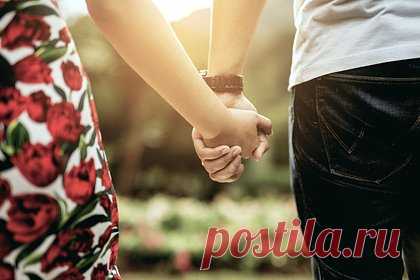 42-летнюю женщину осудили за роман с 24-летним. Жительница Дании влюбилась в мужчину почти вдвое младше нее и столкнулась с критикой в сети. 42-летняя Тина Кубинска Слотт встретила 24-летнего Каспера Борума в приложении для знакомств. Она заявила, что счастлива быть в отношениях с Борумом, так как он относится к ней как к королеве.