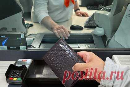 Кредитный пыл россиян охладили. По итогам октября 2023 года средний лимит по выданным кредитным картам в России упал на четыре процента в сравнении с сентябрьским показателем и сократился до 104,4 тысячи рублей. Об этом сообщает РБК со ссылкой на данные аналитиков «Скоринг бюро». Падение стало самым значительным с марта 2022 года.