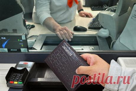 Кредитный пыл россиян охладили. По итогам октября 2023 года средний лимит по выданным кредитным картам в России упал на четыре процента в сравнении с сентябрьским показателем и сократился до 104,4 тысячи рублей. Об этом сообщает РБК со ссылкой на данные аналитиков «Скоринг бюро». Падение стало самым значительным с марта 2022 года.