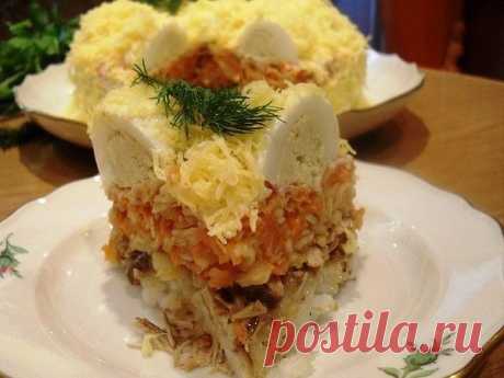 Бесподобный салат «Сугробы»

Несмотря на наличие майонеза, салат не жирный и не тяжелый для желудка.
2 куриных бедрышка без кожи посыпаем карри и немного подсаливаем.
Жарим до готовности на небольшом количестве растительного масла.
В конце вливаем полстакана сухого красного вина и протушиваем до почти полного испарения получившегося соуса.
Остужаем, режем на мелкие кусочки, размешиваем с оставшимся после жарки соусом.
Отвариваем 1/2 стакана круглого риса в 2 стаканах воды,...