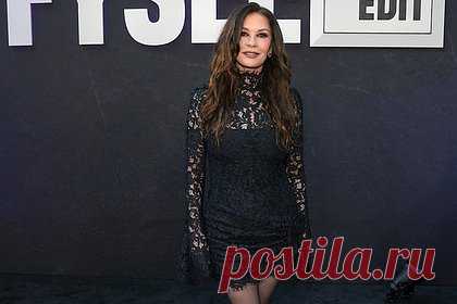 56-летняя Кэтрин Зета-Джонс появилась на публике в мини-платье