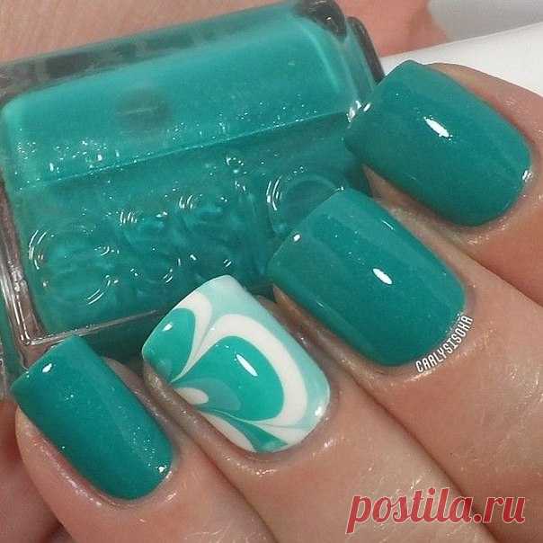 Nail Art #130 If you use the terminology of the fashion industry, turquoise became &qout;the new black&qout; in the nail-art of the year 2015. Almost all the leading manufacturers of paints included collection of variations on turquoise: bright, pastel, matt, glossy, with a holographic effect. Marble nails on one or more f…