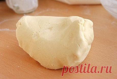 Печенье "Тающий снег"

Это просто БОМБА! 
Я ела много разного печенья, и тающего, и рассыпчатого... Но ЭТО "переплюнуло" всех! 
Печенье рассыпается едва коснувшись языка. 
Любите такое? Тогда готовим! 

Понадобится:

слив. масло - 250 г (комнатной t) 
сах. пудра - 0,5 ст 
раст. масло (без запаха) - 1/3 ст 
крахмал - 4 ст.л. 
мука - 3,5 ст. 
ванильный сахар - 1 пачка (10 г) 

ЯЙЦА НЕ НАДО! РАЗРЫХЛИТЕЛЯ НЕ НАДО!!! Я нечего не забыла. 

В миску кладем сливочное масло комнатно...