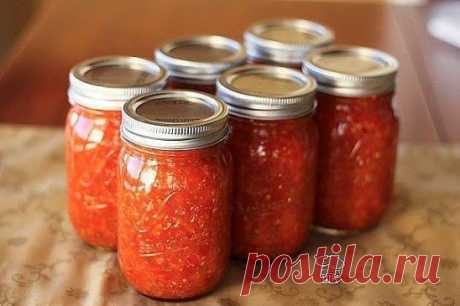 Аджика: 17 рецептов на любой вкус 🍅
Рецепт №1
5 кг помидоров, 1 кг сладкого перца, 16 штук горького перца, 300 г чеснока, 0,5 кг хрена, 1 стак. соли, 2 стак. уксуса, 2 стак. сахара.
Все перемолоть на мясорубке, включая семечки из перца (в нем обрезаются только хвостики и внутри он не вычищается), добавить сахар, соль, уксус, дать постоять минут 50, разлить по бутылкам. Кипятить не нужно. Хранится хорошо в бутылках без холодильника.
Рецепт №2
200 г чеснока, 4 палочки хрена, 2 пучка петрушки, 2