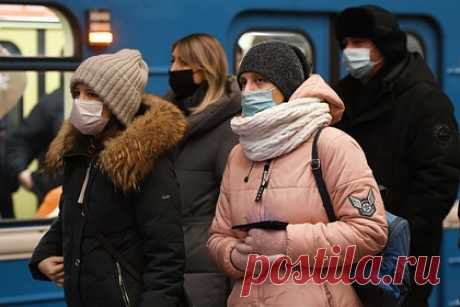 Россиянам назвали причины «исчерпывания себя» масочного режима. Маски перестали сдерживать омикрон-штамм коронавируса из-за его высокой заразности. Так снижение эффективности средств индивидуальной защиты объяснил вирусолог, заведующий лабораторией пролиферации клеток Института молекулярной биологии имени В. А. Энгельгардта, профессор, член-корреспондент РАН Петр Чумаков.
