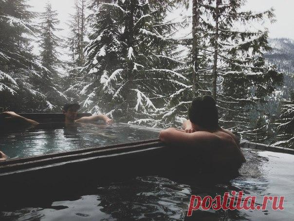 Мне скучно -  самая бесполезная и глупая фраза на свете. Вы живете в огромном широком мире, который вы познали в лучшем случае на 1 процент. Даже ваше собственное сознание -  бесконечная и малоисследованная дорога. Столько всего, чем можно заняться и о чем поинтересоваться. Да и сам факт того, что вы вообще живы, прекрасен сам по себе, так что не смейте говорить "мне скучно" никогда. / Солнышко