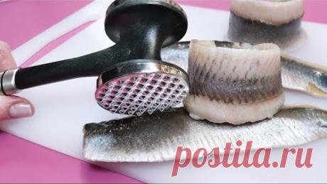 ОТБИВАЕМ СЕЛЕДКУ МОЛОТКОМ и заворачиваем начинку. Порясающая ЗАКУСКА ИЗ СЕЛЬДИ на праздничный стол