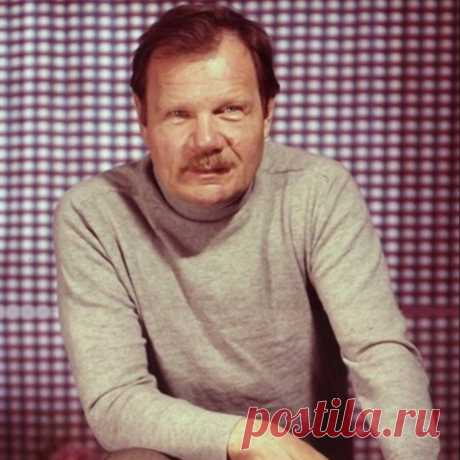 ИРОНИЧНАЯ ЖИЗНЬ И ИГРА МИХАИЛА ПУГОВКИНА.

Ученик электромонтёра с тремя классами образования, фронтовик, отчисленный за неуспеваемость студент — всё это факты из биографии Михаила Пуговкина, одного из самых популярных и любимых актёров советского кино.