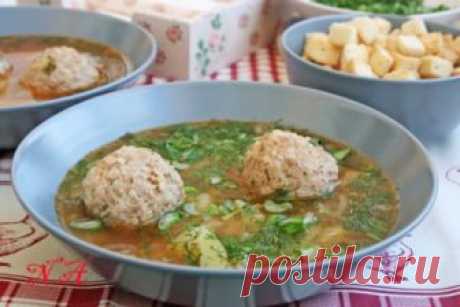 Кололак Ингредиенты: Парная говядина: 1 Килограмм, Зелень: По вкусу, Коньяк: 1 Ст. ложка (или водка), Лук: 2-3 Штук, Яичный желток: 3 Штуки, Мука: 12-13 Ст. ложек (2-3 для фарша, остальное для вымешивания), Молоко: 0,5 Стакана, Черный перец: По вкусу, Сливочное масло : 150 Грамм Приготовление: 1. Говядину нарежьте тонкими полосками. 2. Хорошо отбейте мясо молоточком, пока […]