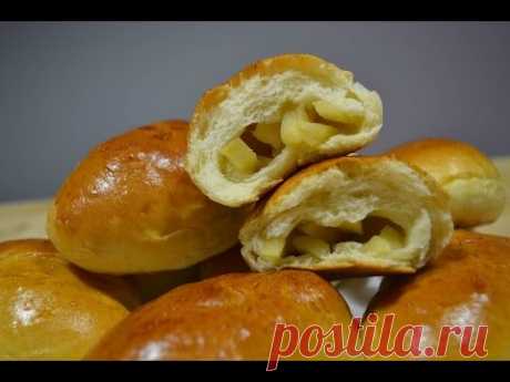 Сдобное Дрожжевое Тесто  |  ПИРОЖКИ С ЯБЛОКАМИ  | PIES WITH APPLESПшеничная мука - 300 (+-20)гр.
Молоко - 80 мл.
Вода - 50 мл.
Дрожжи - 10 гр. свежих или 3 гр. сухих
Сахар - 40 гр.
Сливочное масло - 40 гр.
Куриные яйца - 1 шт. (тесто + для смазывания)
Соль - 1/4 ч.л.

Яблочная начинка:

Яблоки - 2 шт.( небольшие)
Сливочное масло - 1/2 ст.л.
Сахар - 1...2 ст.л.