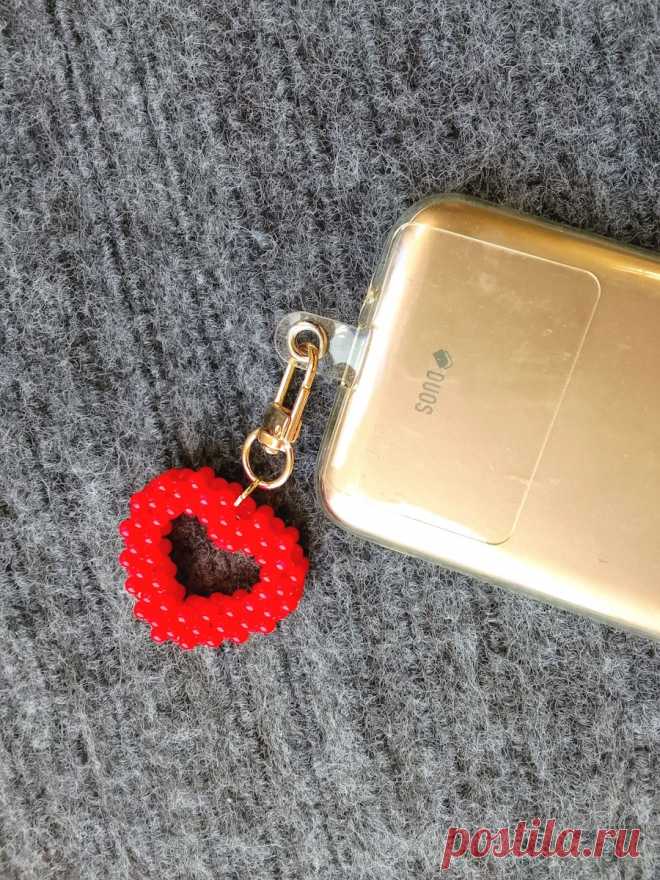 Брелок сердце из бусин для ключей, на телефон, на сумку

Сердце выполнено вручную из бусин диаметром 4 мм 
Красный брелок символизирует радость, красоту, любовь и полноту жизни, счастье и удачу.