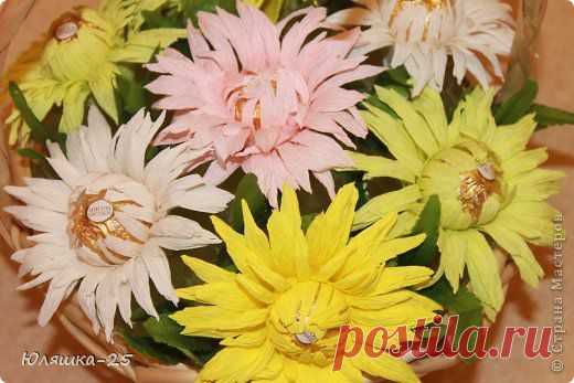 ХРИЗАНТЕМЫ ИЗ КОНФЕТ И ГОФРИРОВАННОЙ БУМАГИ | Варварушка-Рукодельница