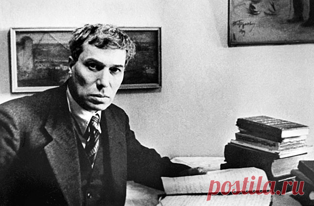 11 цитат Бориса Пастернака о стадности, корне зла и поцелуях | Чёрт побери Борис Пастернак — культовая фигура не только в отечественной литературе, но и в мировой. Его любили и ненавидели, но никто не оставался равнодушным. Вы никогда не задумывались, что Квентин Тарантино говорил на могиле великого поэта и писателя? Вопрос, конечно, риторический.  Человек рождается жить, а не готовиться к жизни. Силу подлости и злобы одолеет дух добра. Я не люблю людей, безразличных к ист...