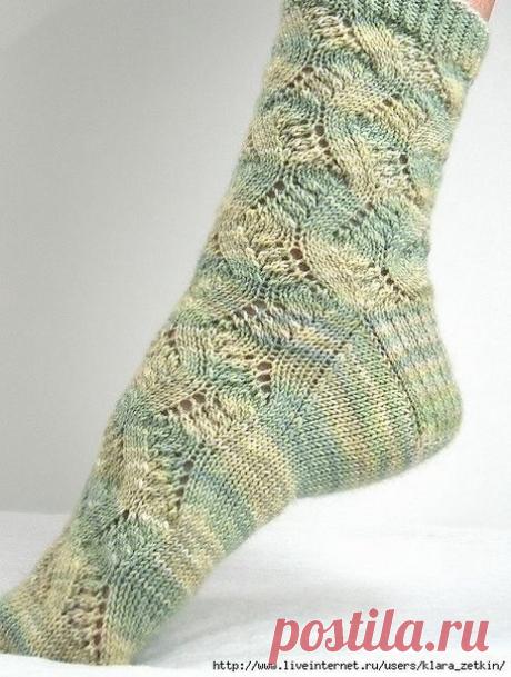 НОСКИ АЖУРНЫЕ

 

Мои знакомые с удовольствием носят подобные носки. Это очень неплохой подарок.
АЖУРНЫЕ НОСКИ СПИЦАМИ «SPRING FORWARD»

Размер:
Длина стопы растягивается до 28 см.
Высота носка от пятки около 30 см.
Ширина носка: 15 см.

Понадобится:
150 г. пряжи (Blue Moon Fiber Arts Socks That Rock Lightweight [100% супервош меринос; 370 м. в 155 г.])
Чулочные спицы № 2,5 или иные подходящие по плотности.
Иголка для пряжи

Плотность вязания:
30 пет./44 р. = 10х10 см. лиц...