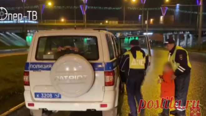 Шестилетнего мальчика, гулявшего ночью по улице, нашли в Новокузнецке. В Кемеровской области вернули домой шестилетнего мальчика, который ушел на ночную прогулку, пока родители спали. Об этом сообщается в Telegram-канале "Полиция Кузбасса". Ребенка, прогуливавшегося вдоль оживленной трассы ночью, ...