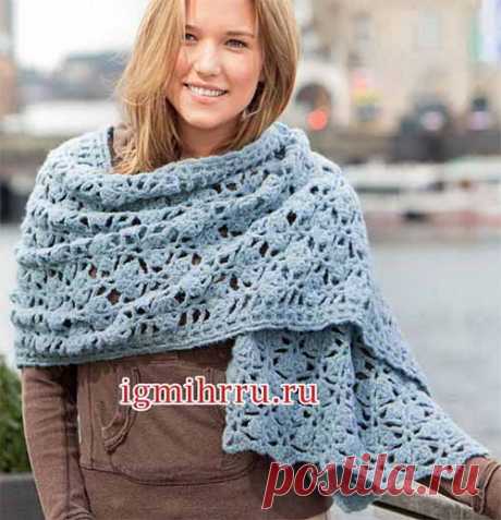 Голубой ажурный палантин 
Палантин или шарф – незаменимый аксессуар, особенно в демисезонный период года. Стало прохладнее, накидываем его поверх одежды и продолжаем прогулку. Тепло, удобно, модно, красиво – успех гарантирова…