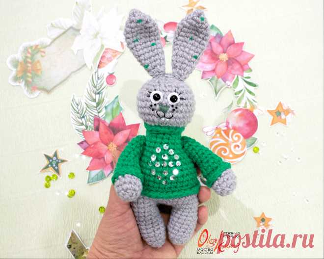 PDF Зайка в свитере крючком. FREE crochet pattern; Аmigurumi animal patterns. Амигуруми схемы и описания на русском. Вязаные игрушки и поделки своими руками #amimore - зайка в свитере из обычной пряжи, заяц, зайчик, кролик, зайчонок, крольчонок.