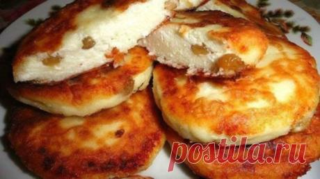 Быстрый и очень вкусный рецепт сырников. Их вкус Вы не забудете никогда, а дети попросят добавки. Такого в интернете вам больше не найти. Рецепт, который передала мне моя бабушка!
.
Ингредиенты:
Творог — 600 грамм;
Яйцо — 2 штуки;
Манка — 2 столовых ложки;
Мука — 2 столовых ложки;
Соль — щепотка;
Ванильный сахар по вкусу;
Изюм — 50 грамм.
Нежные сырники. 
Пошаговый рецептЯйца взбейте с сахаром до однородной массы.Муку соедините с манкой, добавьте щепотку соли.В яичную смесь добавьте творог, и ра