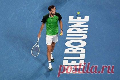 Медведев выиграл второй сет в финале Australian Open. Российский теннисист Даниил Медведев выиграл второй сет в финале Australian Open 2024 года. В решающей встрече Медведев встречается с итальянцем Яником Синнером. Счет на момент публикации новости 6:3, 6:3. Медведев является третьей ракеткой мира. В его активе одна победа на турнирах серии Большого шлема.