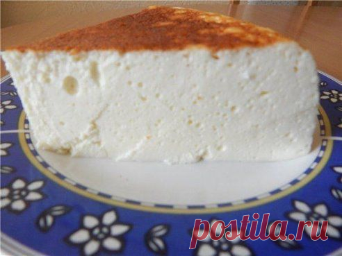Воздушная запеканка без муки и манки
Творог — 500 г 
Яйцо — 4 шт 
Сахар — 7 ст. л. 
Сметана (20%, с горкой) — 2 ст. л. 
Крахмал (с горкой) — 2 ст. л. 
Ванилин
1. Взбиваем творог, желтки, сахар, сметану, крахмал, ванилин. 
2. Взбиваем белки. 
3. Смешиваем творожную массу со взбитыми белками выкладываем в
 форму, застеленную пергаментной бумагой, смазанную слив маслом. 
6. Выпекаем при 180-200 градусах 30-40 минут