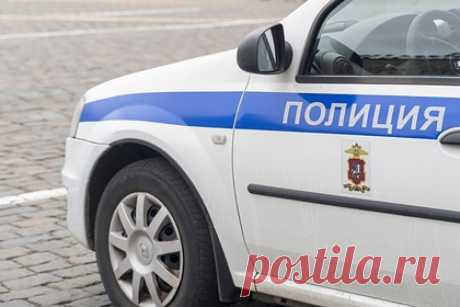Полицейского нашли мертвым у здания отдельного батальона ППС в Москве. У отдельного батальона патрульно-постовой службы УВД Восточного округа Москвы нашли мертвым полицейского. Тело было обнаружено около 8:30 в субботу, 18 декабря, около здания на улице Чечулина. Погибшим оказался 25-летний сотрудник правоохранительных органов Владимир Харахордин, только заступивший на службу.