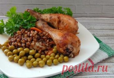 Куриные голени с гречкой в духовке Ингредиенты:Куриные голени — 1 кгКрупа гречневая — 1 стак. Лук репчатый — 1 шт. Морковь — 1 шт. Чеснок — 1 шт. Специи — 10 г Соевый соус — 50 мл Масло растительное — 50 мл Соль — 1 ст....