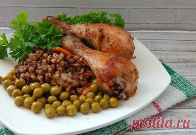 ​Куриные голени с гречкой в духовке Ингредиенты:Куриные голени — 1 кгКрупа гречневая — 1 стак. Лук репчатый — 1 шт. Морковь — 1 шт. Чеснок — 1 шт. Специи — 10 г Соевый соус — 50 мл Масло растительное — 50 мл Соль — 1 ст....