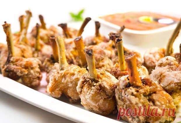 Как ещё можно приготовить куриные крылышки - БУДЕТ ВКУСНО!
                                             - 5 декабря
                                             - 43810834342 - Медиаплатформа МирТесен Этикет, как известно, предписывает есть курицу с помощью ножа и вилки, помогая, если понадобится, пальцами. Вот это “если понадобится” нынче плохо согласуется с другой данностью на курином “фронте”. Ведь курица продаётся не только целиком, но и, так сказать, по сборным запчас...