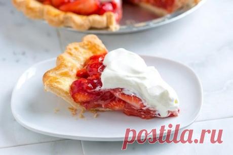 Простой пирог с клубникой