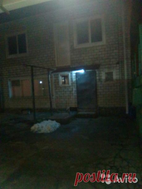 Дом 130 м² на участке 3 сот. ФОТО СДЕЛАНО НОЧЬЮ.Продаю дом, большой гараж, новая хоз.постройка, Новая кровельная крыша.В центре города, рядом школа √9, дет.сад, аптека, магазин.Не далеко от центр.рынка.Рядом ходит маршрутка √19 √11В доме НА 1эт. находится просторная прихожая, больш...
