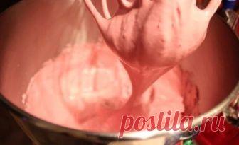 Зефир из творога – низкокалорийный десерт Зефир из творога – низкокалорийный десерт
Любой зефир из-за наличия в составе пектина можно считать диетическим ну или допустимым лакомством для людей, следящих за фигурой. А при приготовлении его на творожной основе он становится еще более полезным и низкокалорийным. Для рецепта с творогом ПП нужны:

450 г обезжиренного творога;
150 мл молока жирностью 1,5%;
заменитель сахара по вкусу;
15 г желатина;
70 г малины или черной смороди...