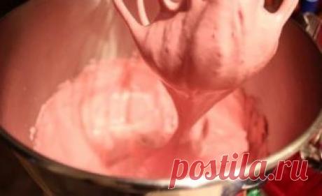 Зефир из творога – низкокалорийный десерт Зефир из творога – низкокалорийный десерт
Любой зефир из-за наличия в составе пектина можно считать диетическим ну или допустимым лакомством для людей, следящих за фигурой. А при приготовлении его на творожной основе он становится еще более полезным и низкокалорийным. Для рецепта с творогом ПП нужны:

450 г обезжиренного творога;
150 мл молока жирностью 1,5%;
заменитель сахара по вкусу;
15 г желатина;
70 г малины или черной смороди...